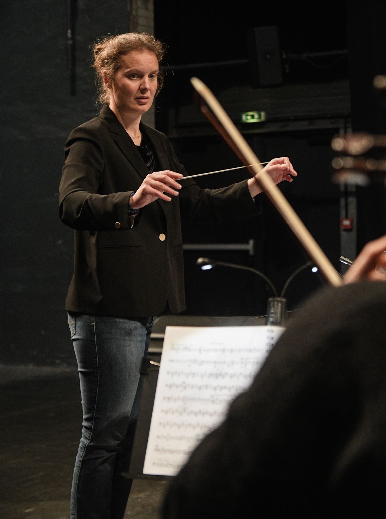 Sophie Lechelle dirigeant l’Orchestre du Lointain
